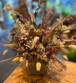 Dry floral arrangement